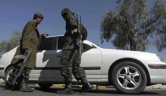 Yemeni tribal checkpoints take travelers off guard